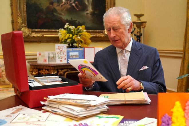 El rey Carlos III, el pasado 21 de febrero, leyendo cartas de ciudadanos deseándole una pronta recuperación.