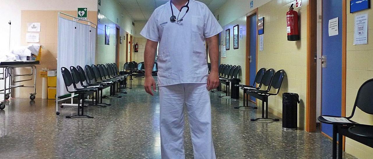 El doctor Martín frente a su consulta, en la primera planta del centro de salud de Beniopa. | JOSEP CAMACHO