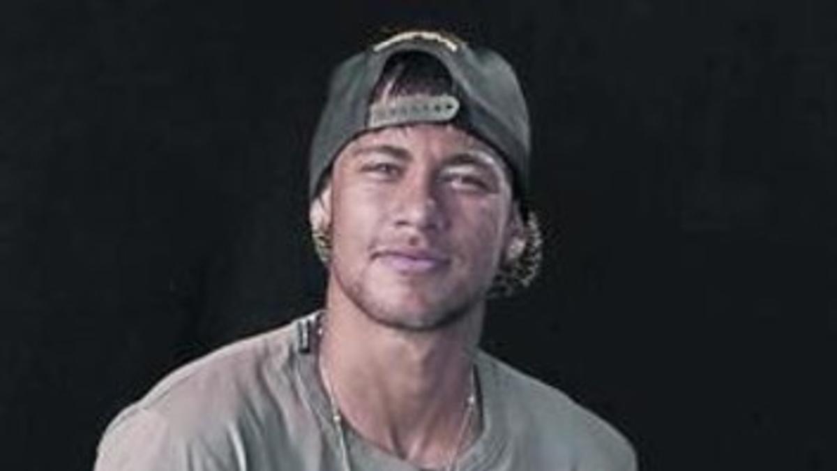 Neymar posa con el premio Samba Gold, ayer.