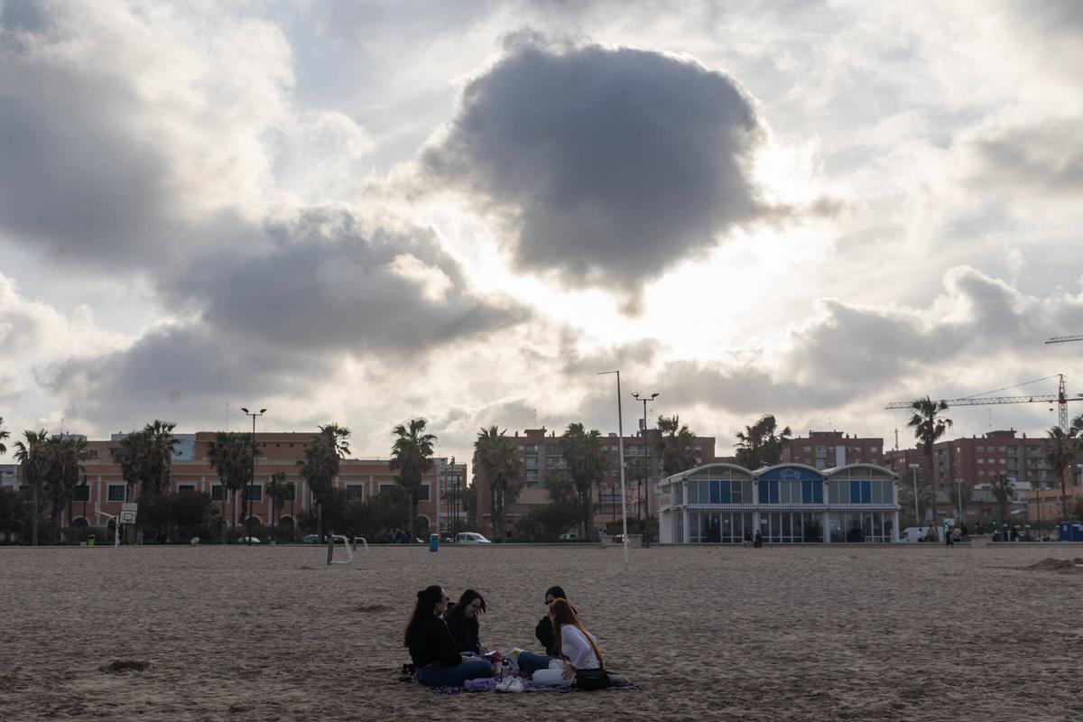 La playa de la Malva-rosa, el 30 de abril, con las misma posición del sol que la tendrá durante el eclipse.