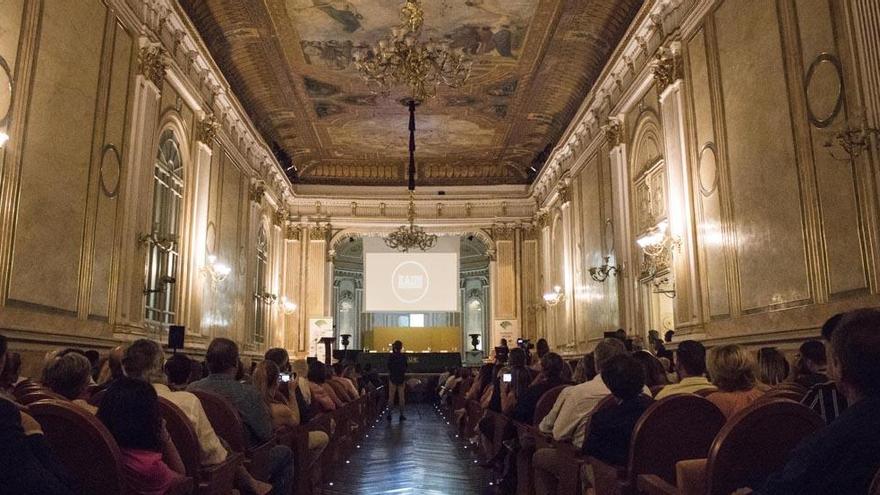 La Sala María Cristina acoge el acto de graduación de más de cien alumnos de EADE
