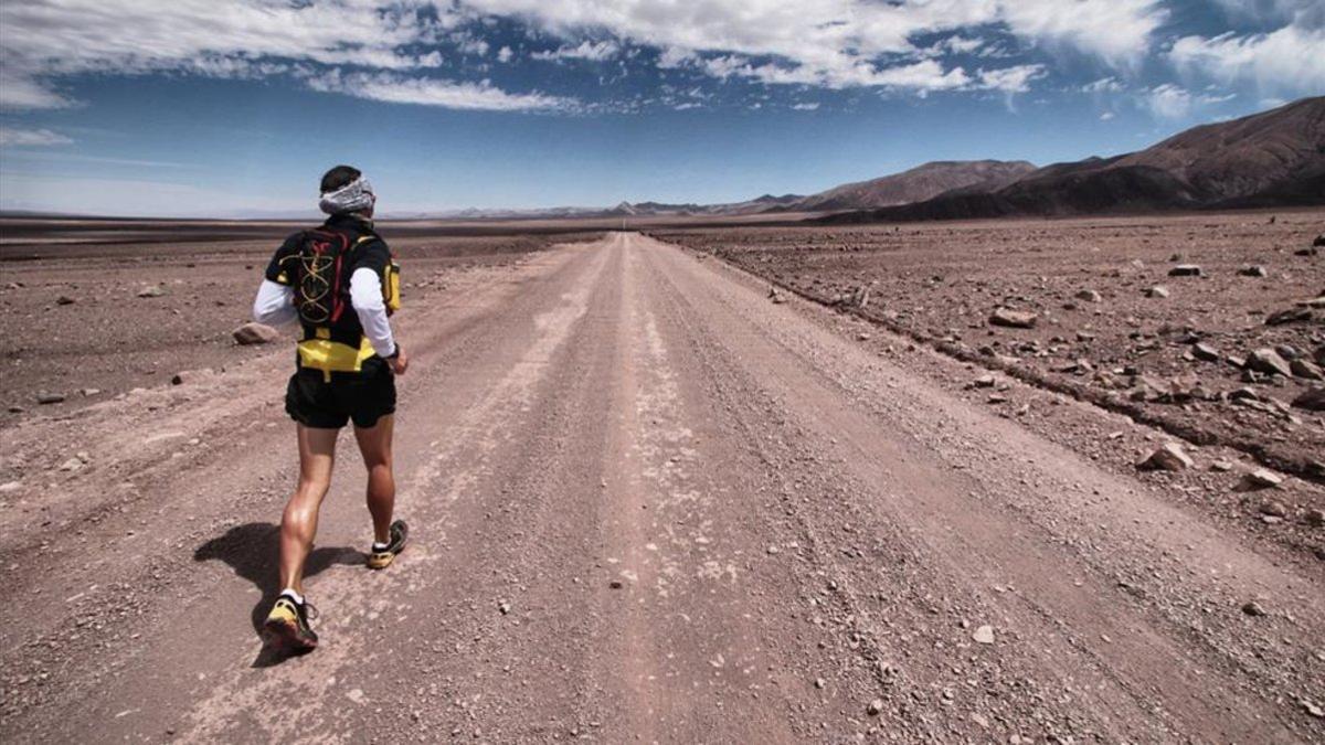 Muchele cruzando el desierto de Gobi