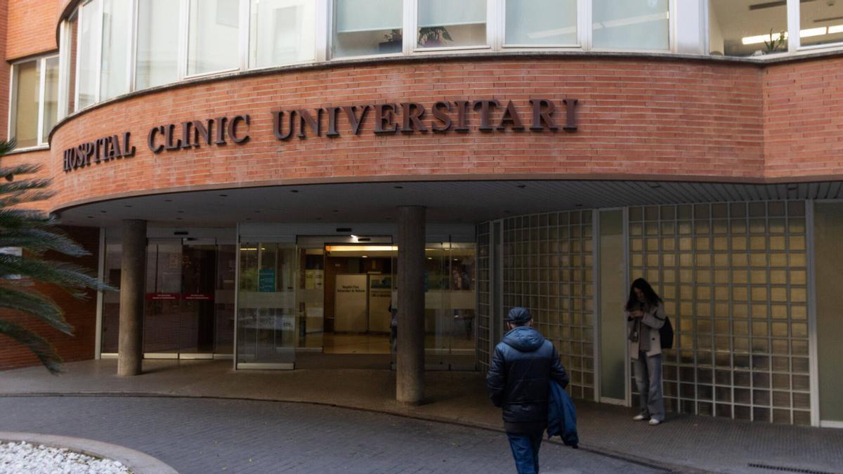 Imagen de archivo de la entrada del hospital Clínico de València.
