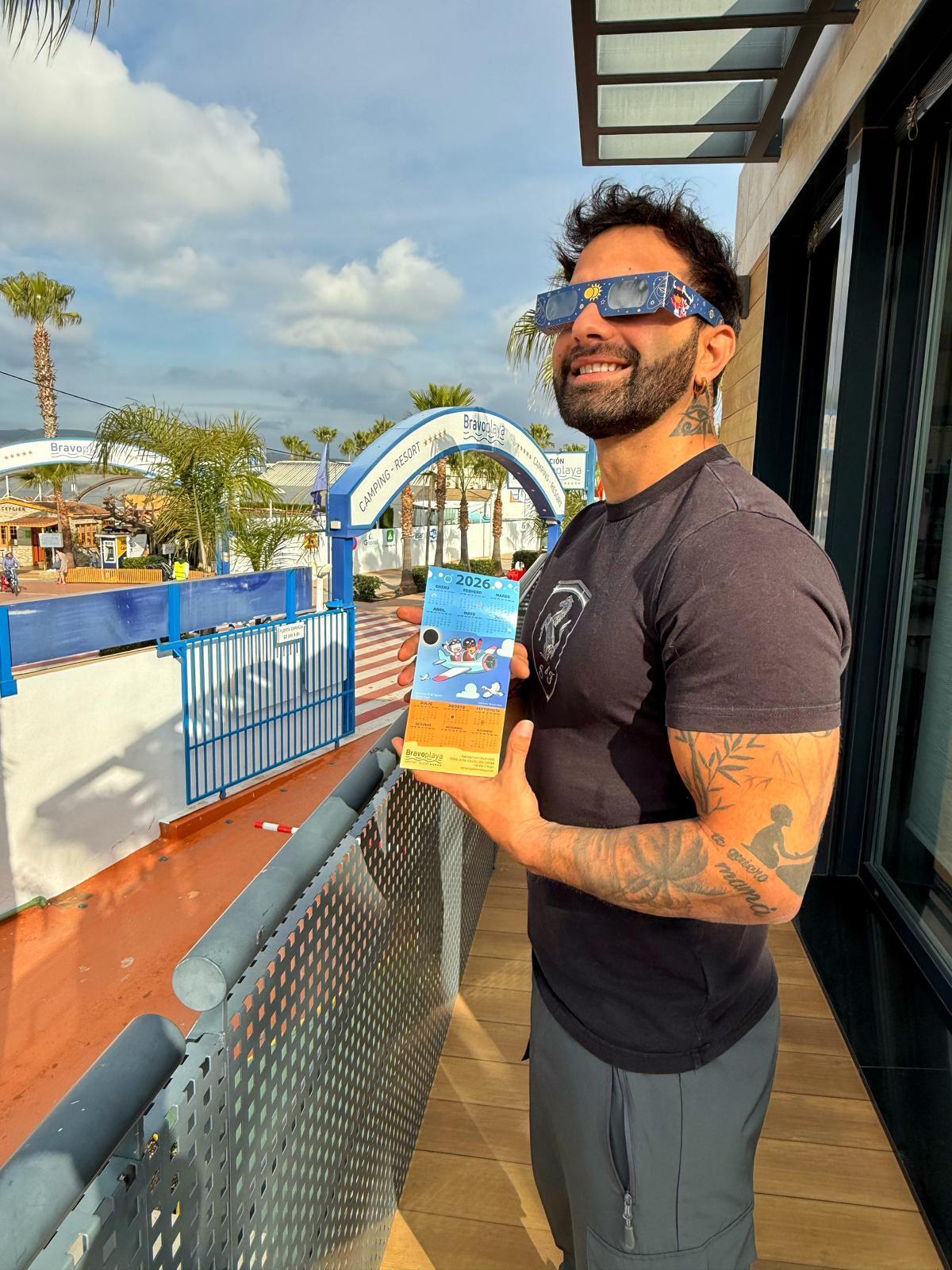 Gafas y calendario tematizados en el resort Camping Bravo Playa de la Ribera de Cabanes.