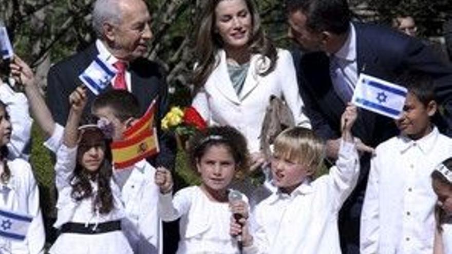 Peres recibe a los Príncipes de Asturias en la sede presidencial de Jerusalén