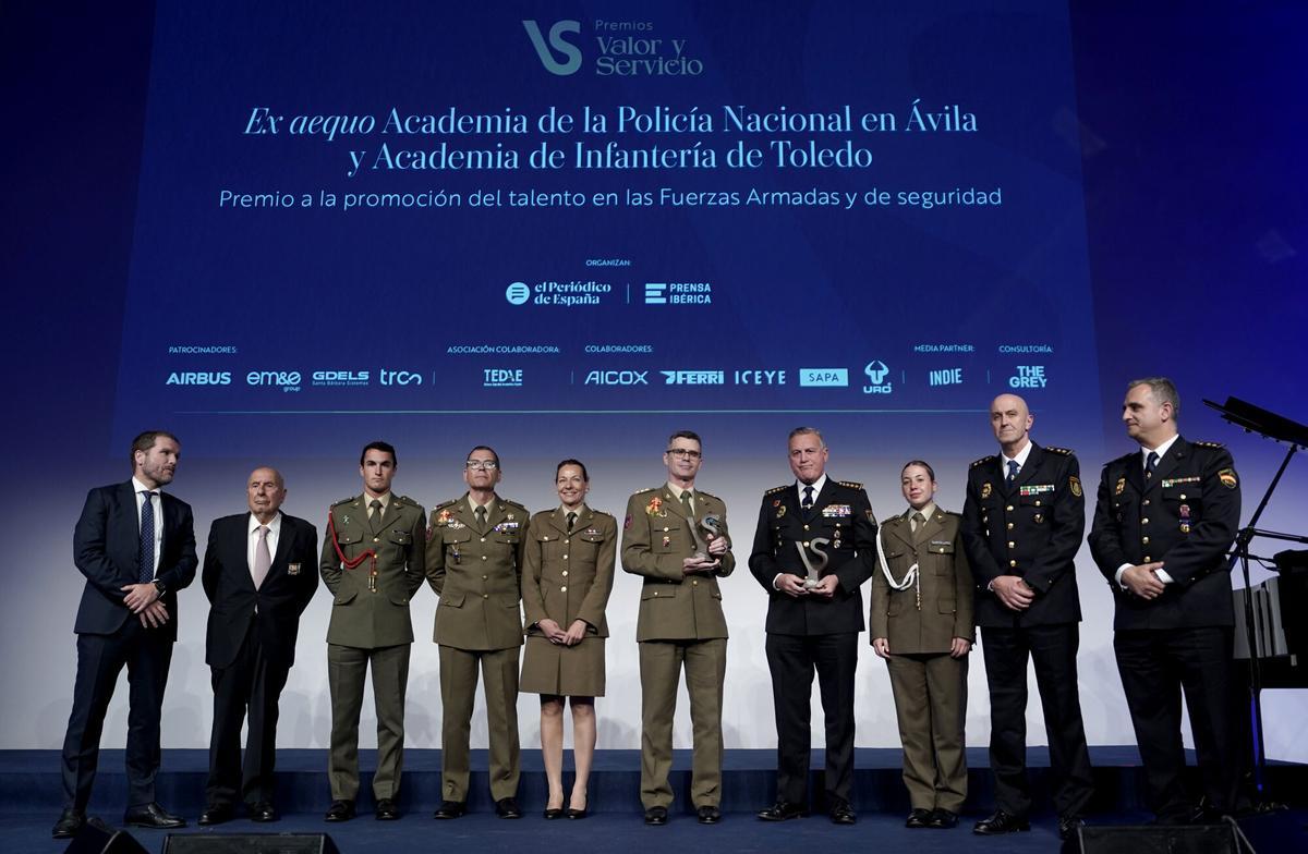 De izquierda a derecha, Javier Escribano, presidente de EM&E; José Antonio Hernández-Reja, embajador Marca Ejército y Secretario General de Gemaem; el Suboficial Mayor Jesús Marían Abellán; el Caballero Alferez Cadete Agustín Romero Hoyos; la Capitán Mónica Marqués Cárdenas; el Cornole Juan Esteban Rodas, director de la Academia de Infantería (Toledo); el Comisario Principal Antonio Vázquez Ara, director de la Escuela Nacional de Policía; la Dama Alumna Teresa Sánchez Castellano, de la Academia de Infantería de Toledo; el comisario José Juan Hierro Marrero, jefe del Área de Régimen Docente, y el comisario Jesús Óscar Moral González, jefe del Área de Régimen Interior de la Escuela Nacional de Policía.