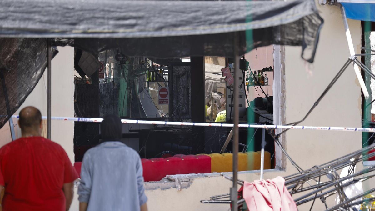 Exterior del bar casa Javi, tras la explosión en Lo Pagán