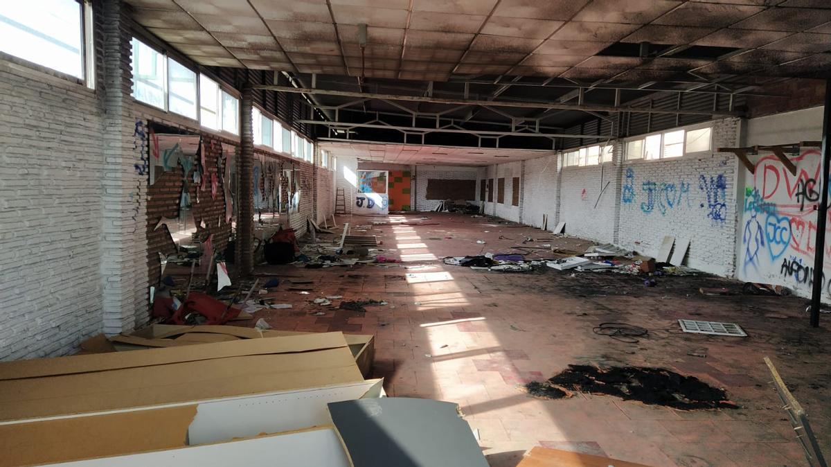 Aspecto general del antiguo gimnasio de Los Limoneros, con restos de objetos quemados, el pasado 12 de mayo.