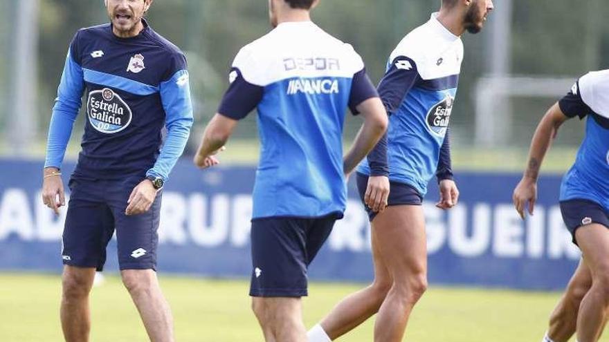 Víctor Sánchez da instrucciones a sus jugadores ayer en Abegondo.