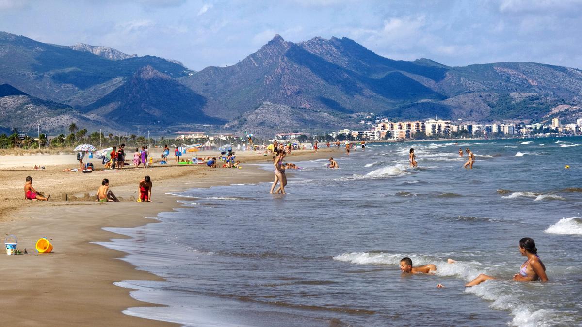 LITORAL. La costa de Castelló cuenta con dos banderas azules en las playas del Gurugú y el Pinar, que confirman la calidad de sus aguas, servicios, limpieza y educación ambiental.