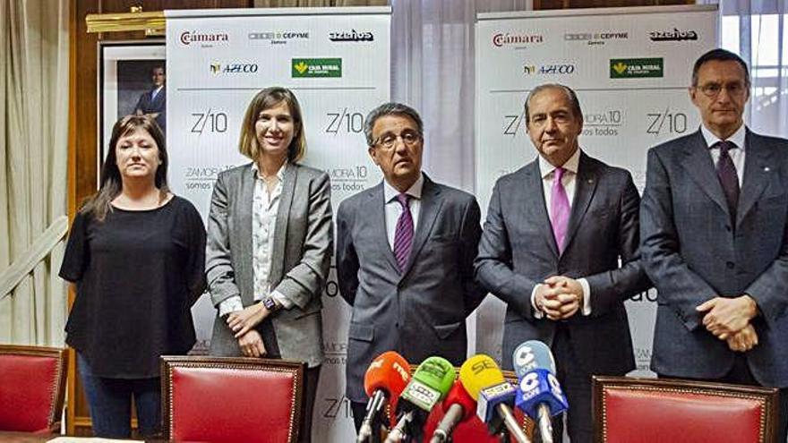 Calvo Rosón, en el centro, durante la presentación de la Fundación &quot;Escuela de Industrias Lácteas&quot;.