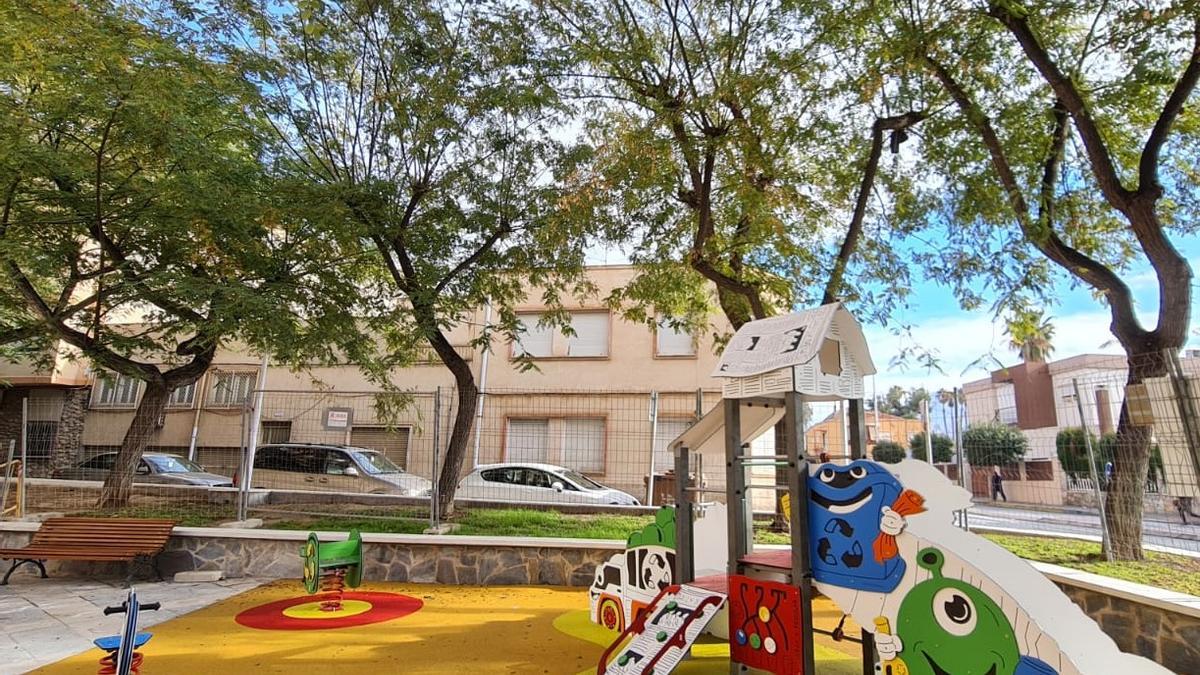 Los nuevos juegos infantiles de la plaza del Edificio Chimo de Elda.