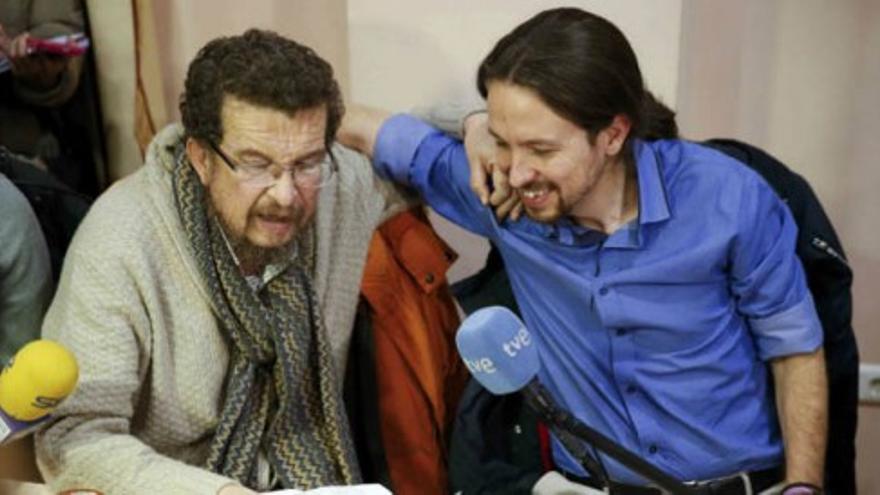 Pablo Iglesias escucha el poema que le recita su padre en Zamora