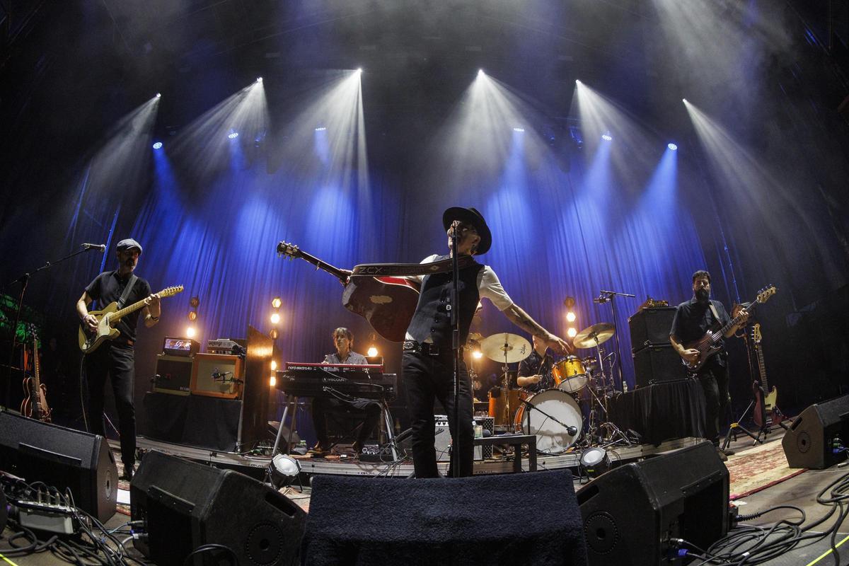 Mikel Erentxun, en Las Noches del Botánico junto a su banda.