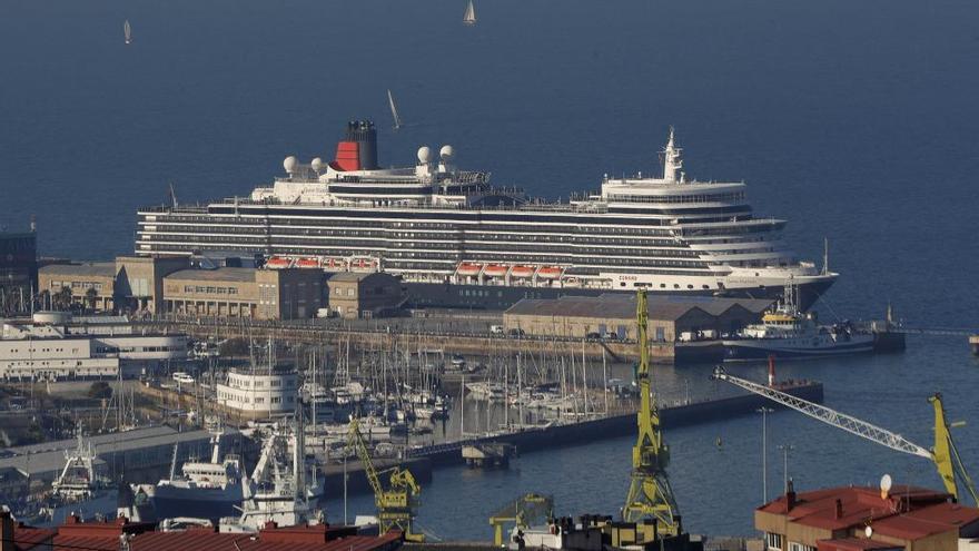 El crucero &quot;Queen Elisabeth&quot; en el Puerto de Vigo. // R. Grobas