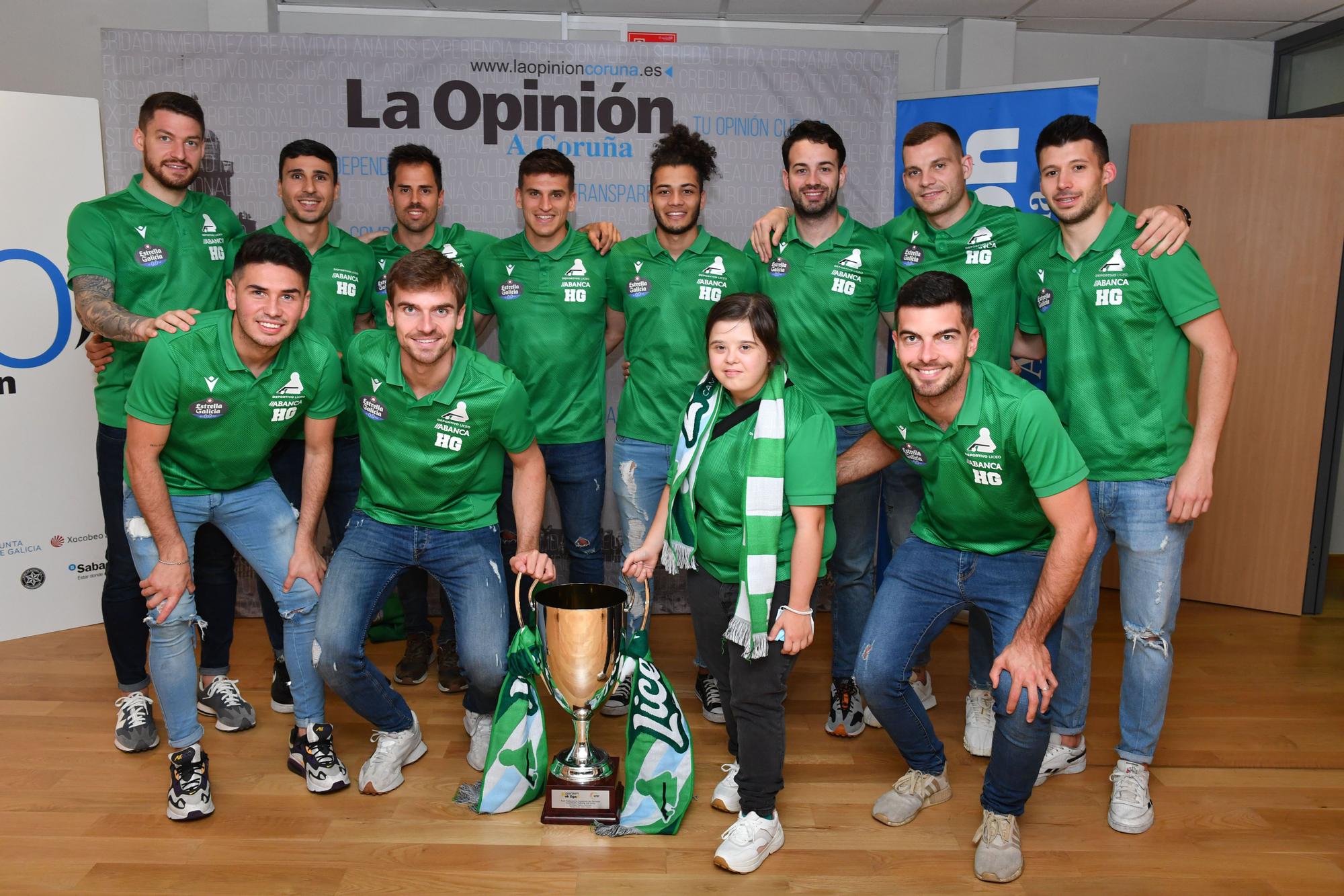 El Liceo visita LA OPINIÓN con su copa de campeón de OK Liga