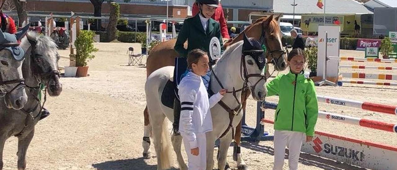 Candela Suárez, a lomos de uno de sus ponis, tras una de las victorias alcanzadas en Madrid. // FdV