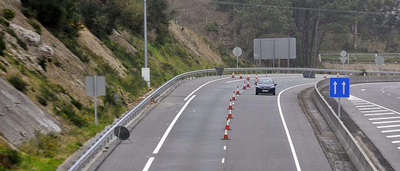 Trabajos en la autovía de O Salnés en la que desemboca el renovado vial desde Dena. |   // NOÉ PARGA