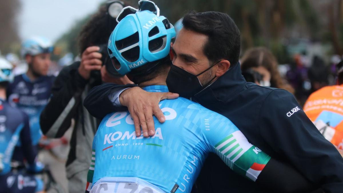 Alberto Contador felicita a Lonardi por su triunfo en València