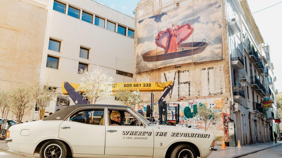 Rosita Amores se desplaza en un coche &quot;vintage&quot; por el barrio, dentro de las actividades para dinamizar Ciutat Vella.