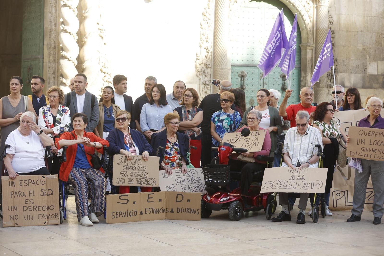 Las protestas por el cierre del centro de día de Plaza América se trasladan al Ayuntamiento de Alicante