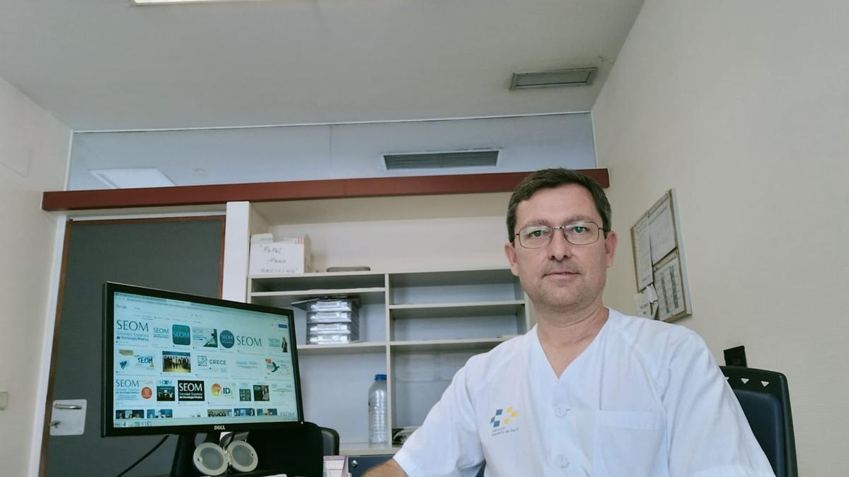 El doctor Salvador Saura en su consulta del Hospital Universitario de Gran Canaria Doctor Negrín.