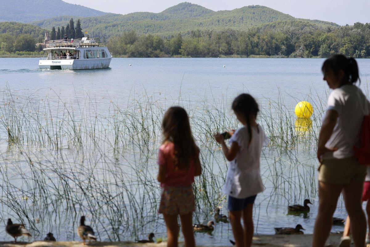 Les imatges del retorn de La Tirona a l'Estany de Banyoles Les imatges del retorn de La Tirona a l'Estany de Banyoles