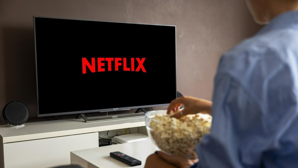 Una persona mira Netflix en una pantalla