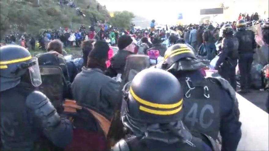 Els manifestants abandonen l'AP-7 obligats per l'actuació de la Gendarmeria i els Mossos