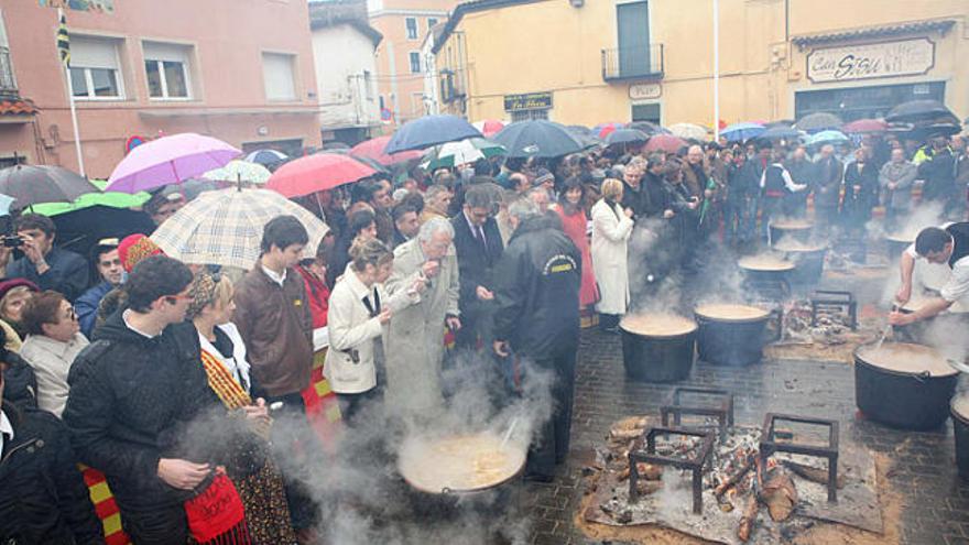 Autoritats i ranxers començant a tastar el ranxo d&#039;aquesta efició.