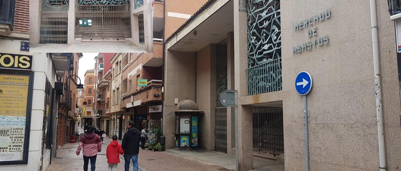 El mercado de abastos en la calle Herreros con una imagen superpuesta del acceso principal.