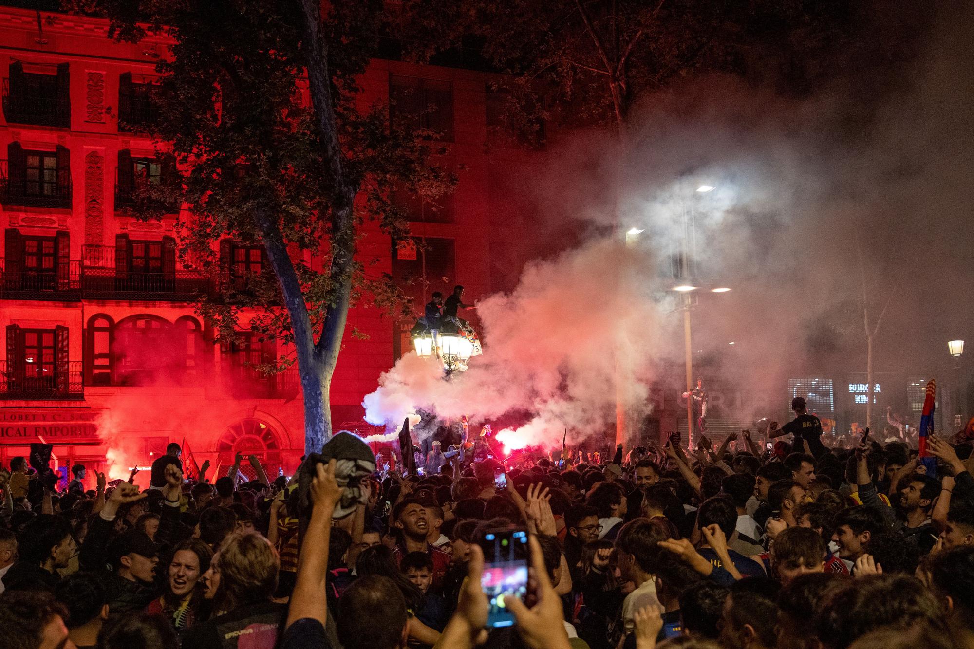 GALERIA | Els aficionats del Barça tornen a Canaletes per celebrar la Lliga