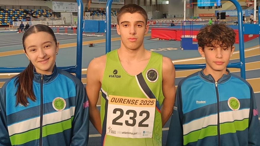 Atletas vilagarcianos en el Autonómico de Ourense.
