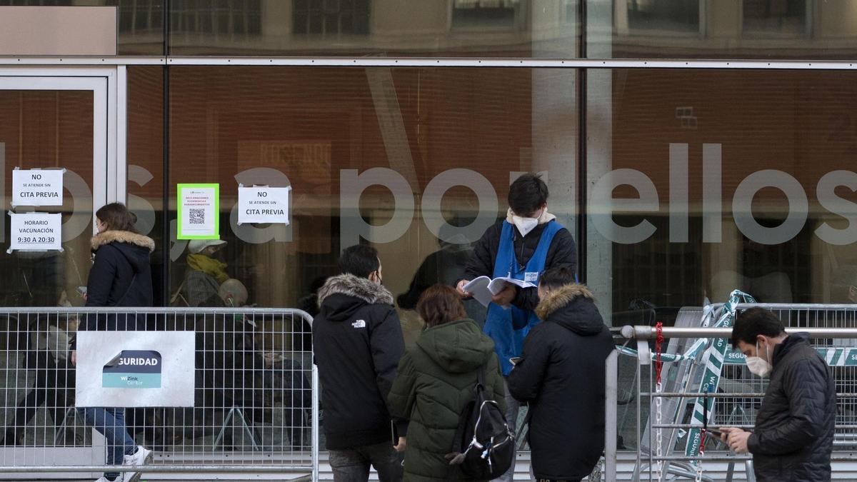 Ciudadanos acuden al Wizink de Madrid a vacunarse con la tercera dosis.