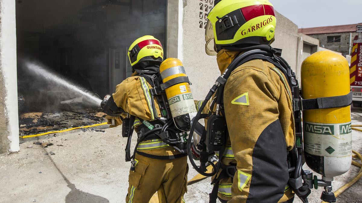 Dos intoxicados en el incendio de un almacén en Alicante