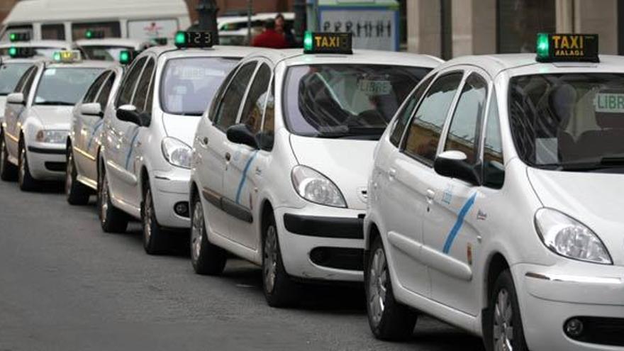 La crisis está dejando a muchos taxis en las paradas por la falta de trabajo.