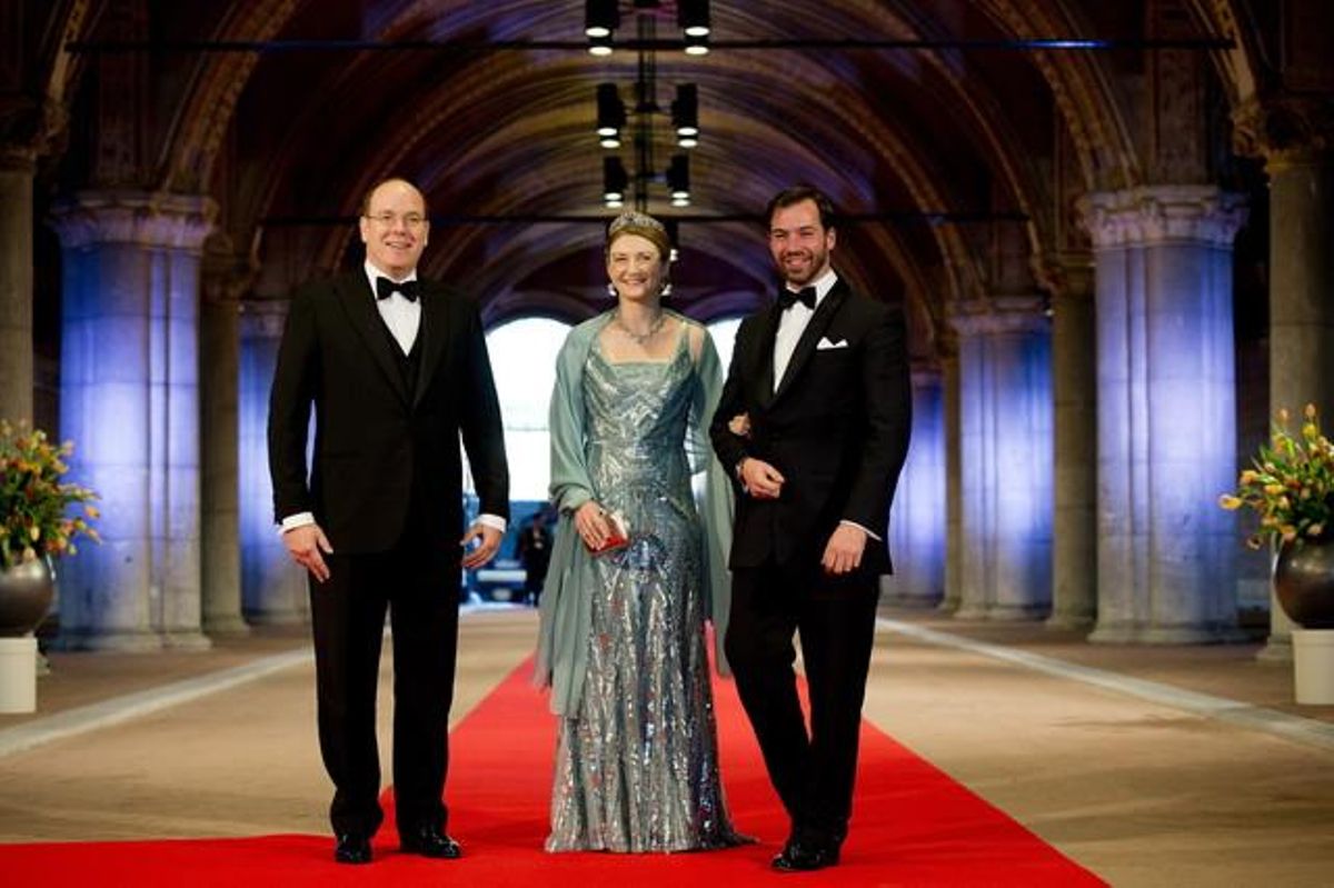 El príncep Albert II de Mònaco i els grans ducs Estefania de Luxemburg i Guillem.