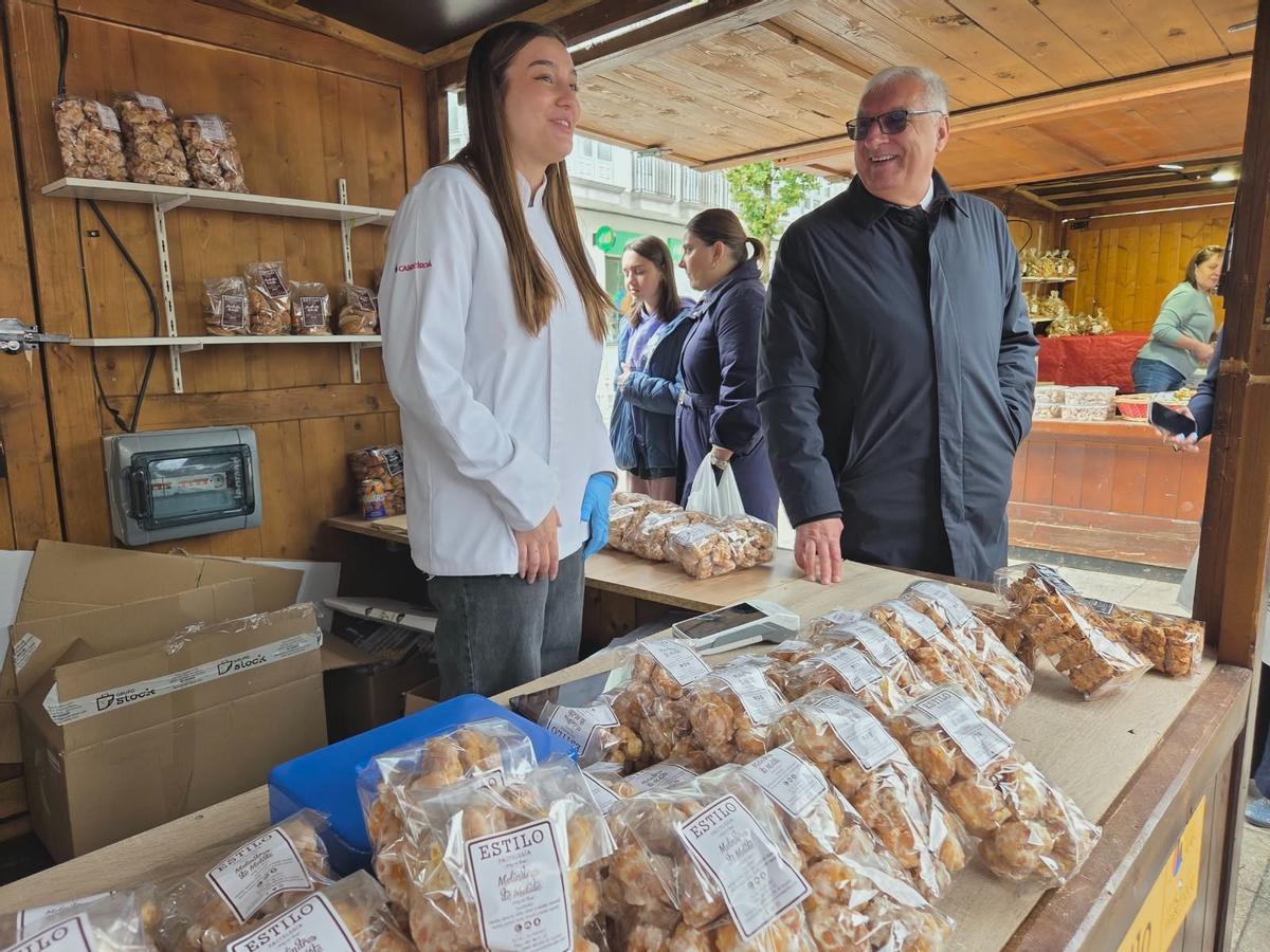 El alcalde de Melide, José Manuel Pérez, en uno de los estands de la fiesta.