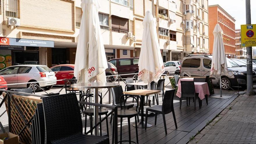 El Ayuntamiento de Sevilla impone multas que suman más de 8.000 euros a una decena de establecimientos por tener veladores ilegales