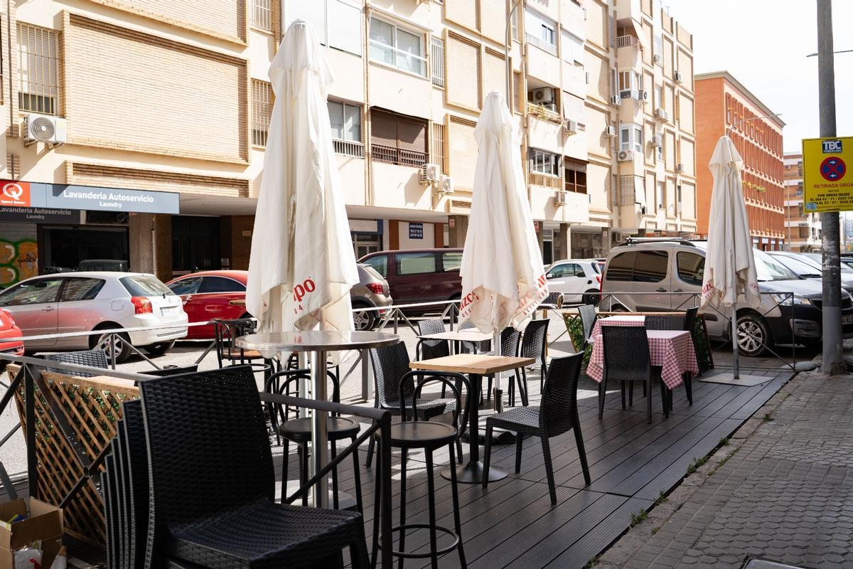 Instalación de veladores en una terraza de un bar de Sevilla