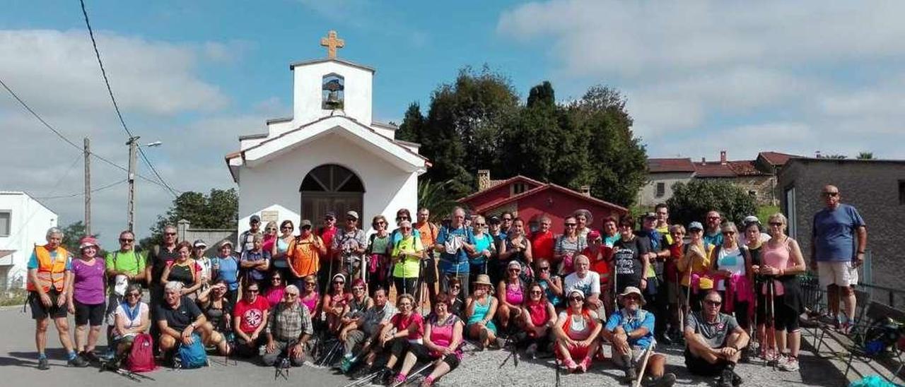 El grupo en la capilla de San Fernando, en la localidad sierense de Molleo.