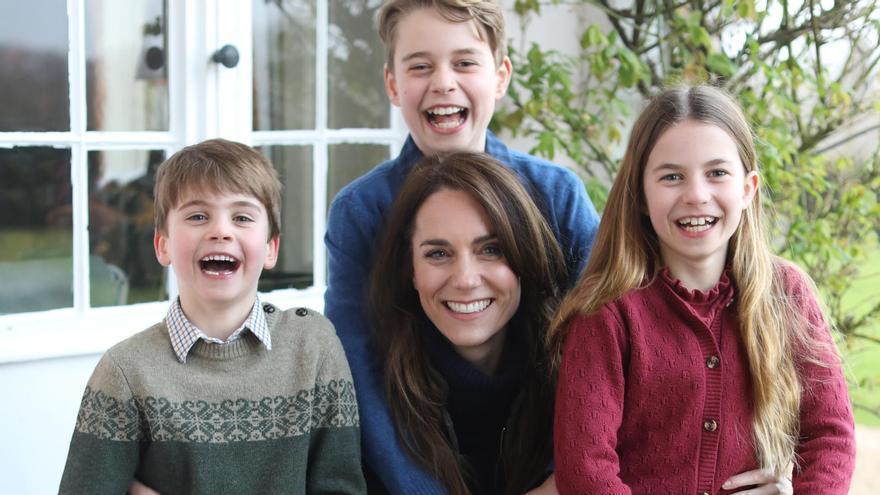 Kate Middleton  y sus hijos en la polémica foto retocada.
