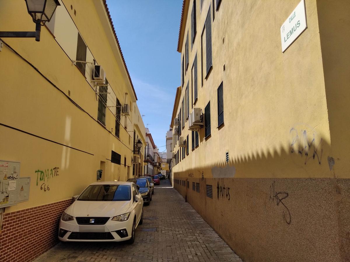 Coches a lo largo de la estrecha calle Lemus.