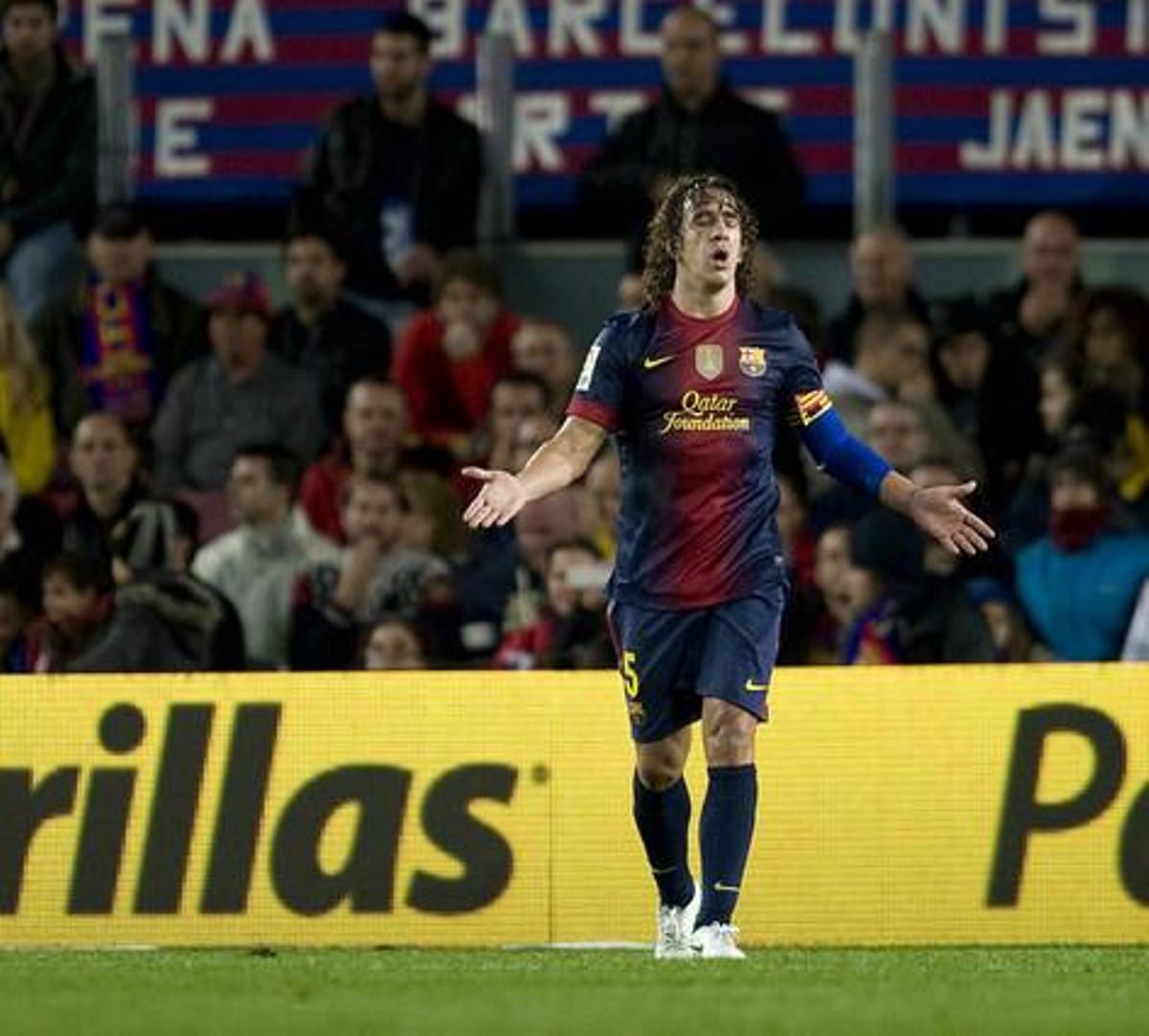Puyol mostra el seu desencant al veure el seu dorsal a la banda per ser substituït en el partit amb el Saragossa. Puyol mostra el seu desencant al veure el seu dorsal a la banda per ser substituït en el partit amb el Saragossa.