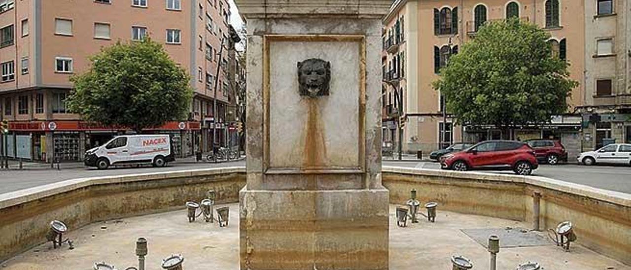 La fuente de la plaza del Obelisco esÃ¡ sin agua desde hace meses.