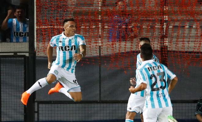Lautaro Martinez (i) de Racing celebra tras anotar un gol contra Cruzeiro durante un partido de la Copa Libertadores el 27 de febrero de 2018. Marcó 27 goles con Racing Avellaneda.