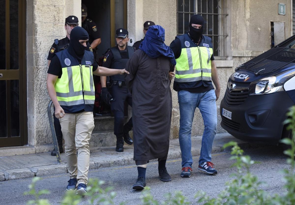 -FOTODELDIA- PM02 PALMA  MALLORCA  ISLAS BALEARES  10-04-17 -   Detencion de un hombre por una Operacion anti yihadista en la localidad mallorquina de Inca  situado en la calle Biniamar 22  EFE   Atienza