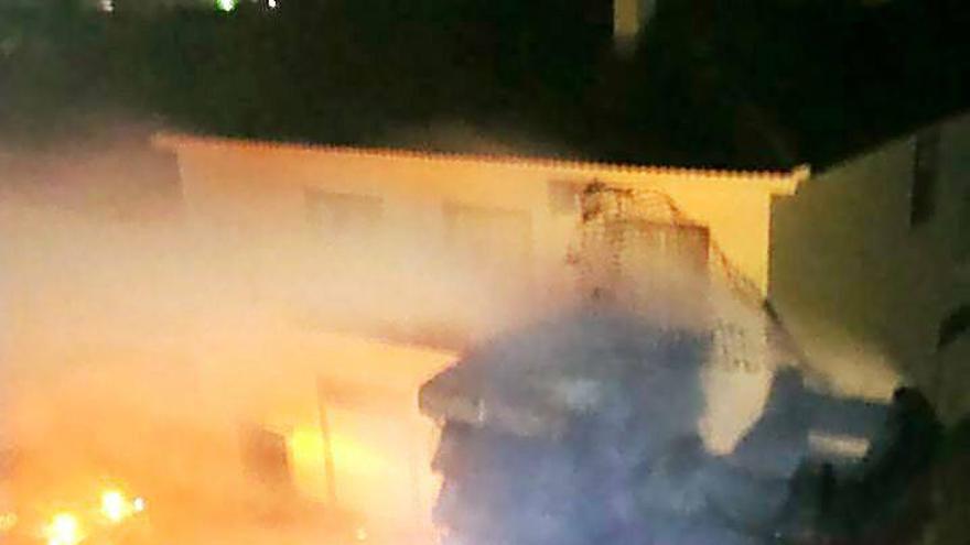 La mala combustión de una chimenea provoca una gran humareda en Monesterio