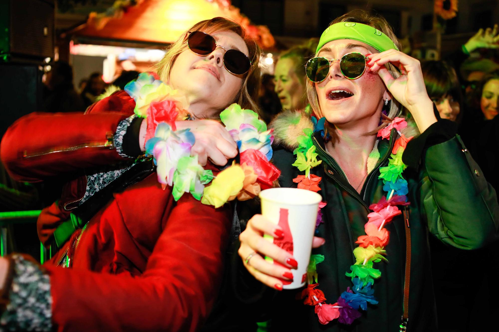 Encuéntrate en nuestra galería de fotos de la fiesta Flower Power de Sant Antoni