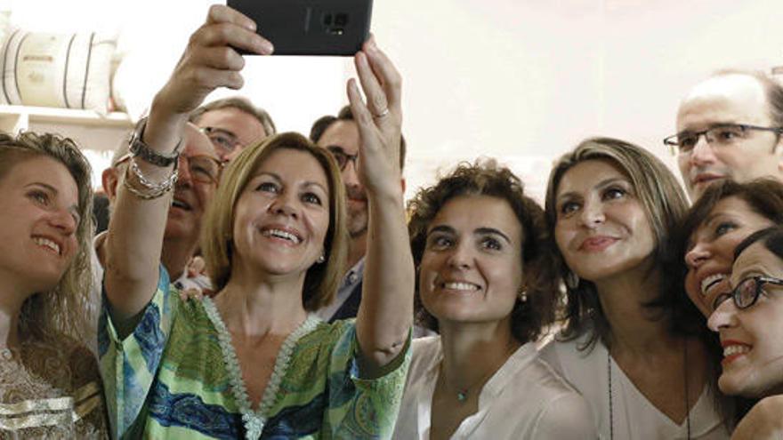 Cospedal se hace una foto con su equipo de campaña.